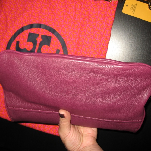 Tory Burch Amanda Berry Leather Clutch - Picture 5 of 7
